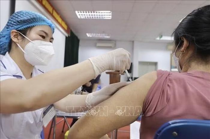Tiêm vaccine phòng COVID-19 cho người dân tại điểm tiêm Nhà hộ sinh B (Hai Bà Trưng, Hà Nội). Ảnh tư liệu: Minh Quyết/TTXVN