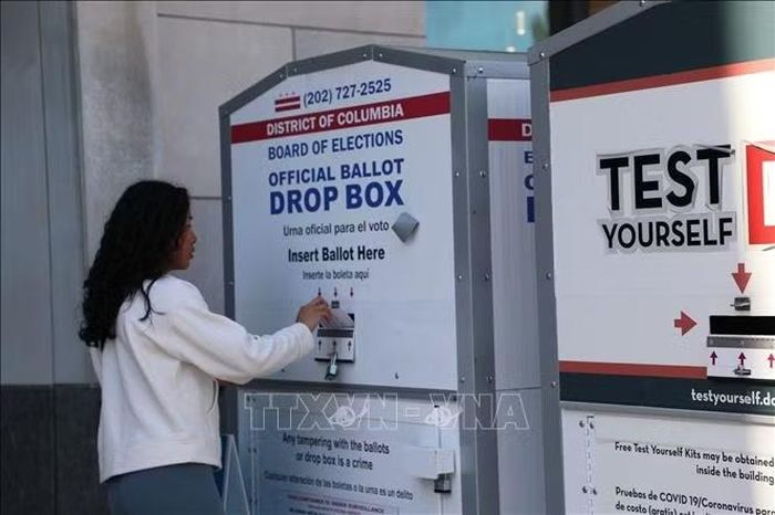 Cử tri bỏ phiếu qua hòm thư của USPS tại điểm bầu cử Thư viện Cleveland Park ở phía Tây Bắc thủ đô Washington D.C.