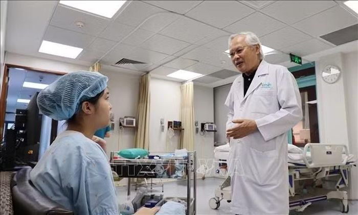 Bác sĩ Nguyễn Xuân Lam trò chuyện, động viên người bệnh tại Phòng khám Đa khoa Quốc tế Yersin.