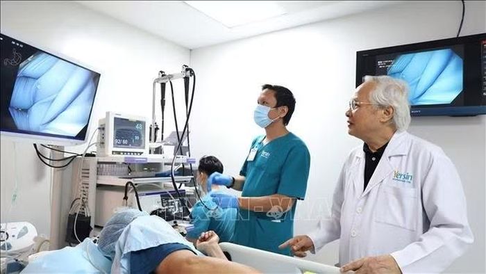 Bác sĩ Nguyễn Xuân Lam theo dõi hoạt động chuyên môn của đội ngũ nhân viên y tế tại Phòng khám Đa khoa Quốc tế Yersin.