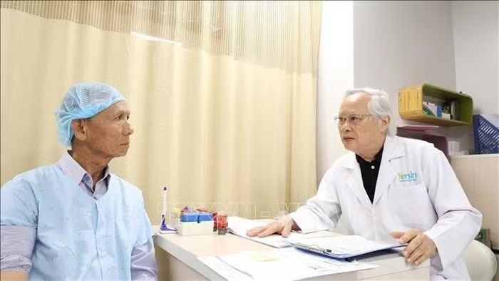Bác sĩ Nguyễn Xuân Lam thăm khám, trò chuyện, động viên người bệnh tại Phòng khám Đa khoa Quốc tế Yersin.