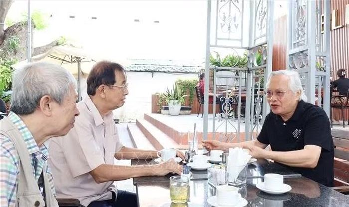 Bác sĩ Nguyễn Xuân Lam trao đổi, bàn bạc các chương trình hỗ trợ, chăm lo cho người cao tuổi với Ban Đại diện Hội Người cao tuổi TP Hồ Chí Minh.