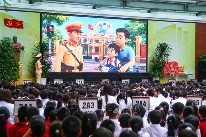 Học sinh Trường Tiểu học và Trung học cơ sở Tân Khai theo dõi các video clip ngắn được tạo bằng công nghệ trí tuệ nhân tạo (AI), mô phỏng những tình huống thường gặp để tuyên truyền, hướng dẫn kỹ năng tham gia giao thông an toàn. Ảnh: Trung Nguyên/TTXVN