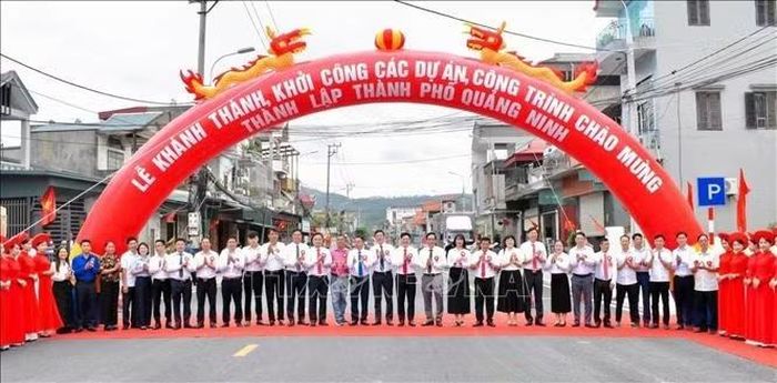Các đại biểu thực hiện nghi lễ khởi công, khánh thành các dự án, công trình. Ảnh: TTXVN phát