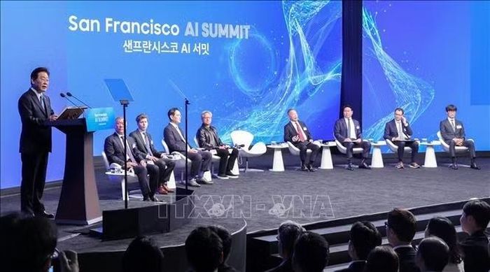 Mới đây, Hàn Quốc và Mỹ đã ký Tuyên bố San Francisco về trí tuệ nhân tạo (AI), đặt nền tảng thúc đẩy hợp tác song phương trong các lĩnh vực bán dẫn, hạ tầng AI, robot và xe tự hành, qua đó tăng cường năng lực cạnh tranh trong chuỗi cung ứng công nghệ toàn cầu. Tuyên bố được đưa ra tại Hội nghị Thượng đỉnh AI San Francisco tại Mỹ, với sự tham dự của Tổng thống Hàn Quốc Lee Jae Myung cùng lãnh đạo nhiều tập đoàn công nghệ hàng đầu của Hàn Quốc và Mỹ như Samsung Electronics, SK Group, Hyundai Motor, Naver, Nvidia, OpenAI, Anthropic và Broadcom. (Trong ảnh: Tổng thống Hàn Quốc Lee Jae Myung (trái) phát biểu tại Hội nghị Thượng đỉnh AI San Francisco ở San Francisco Mỹ, ngày 24/7/2026. Ảnh: Yonhap/TTXVN phát)·