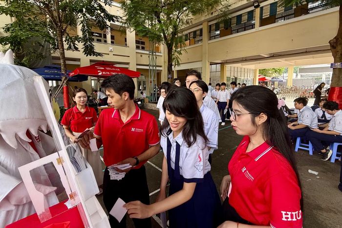 Các em học sinh THPT lựa chọn những lĩnh vực nghề nghiệp mình yêu thích về khoa học sức khoẻ.