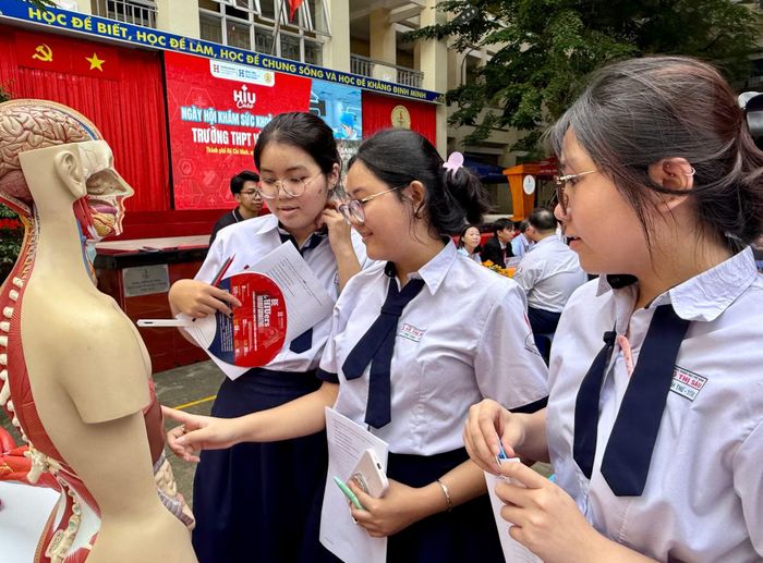 Các học sinh trải nghiệm thực tế tại chương trình.