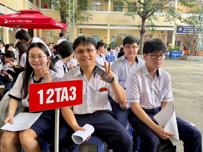 Học sinh khối 12 háo hức trong lúc chờ tới lượt kiểm tra sức khoẻ.