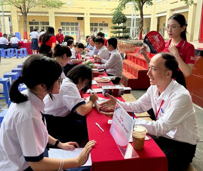 Các em được giảng viên đại học giải thích, tư vấn thêm thông tin về ngành Khoa học sức khoẻ.