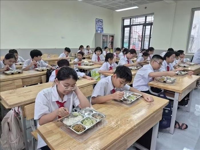 Giờ ăn trưa 14/9/2026 của học sinh khối trung học cơ sở Trường Tiểu học - Trung học cơ sở Lý Thường Kiệt (phường Văn Miếu - Quốc Tử Giám, Hà Nội).