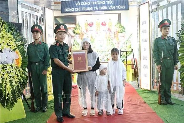 Ngày 14/9, Trung tướng Lương Văn Kiểm, Tư lệnh Quân khu 3 đã trao quyết định Truy thăng quân hàm sĩ quan trước thời hạn từ Thiếu tá lên Trung tá cho đồng chí Trần Văn Tùng. Ảnh: Thế Duyệt/ TTXVN