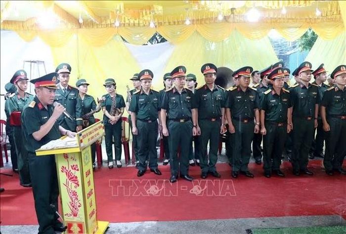 Ngôi nhà của Trung tá Trần Văn Tùng hôm nay đón rất nhiều người đến chia buồn, động viên gia đình anh. Ảnh: Thế Duyệt/TTXVN