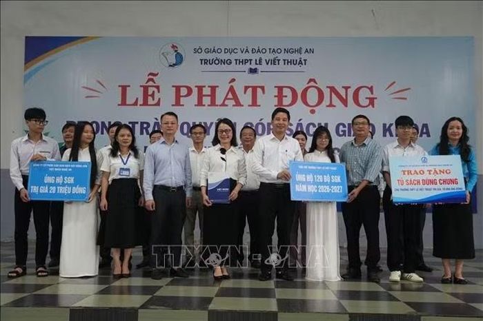 Hưởng ứng phong trào xây dựng “Tủ sách dùng chung", Trường THPT Lê Viết Thuật đã quyên góp được 274 bộ sách giáo khoa.