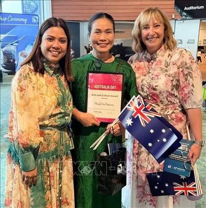Nghệ sĩ Minh Hà nhận giải thưởng văn hóa và nghệ thuật tại Australia. Ảnh: Lê Đạt/TTXVN