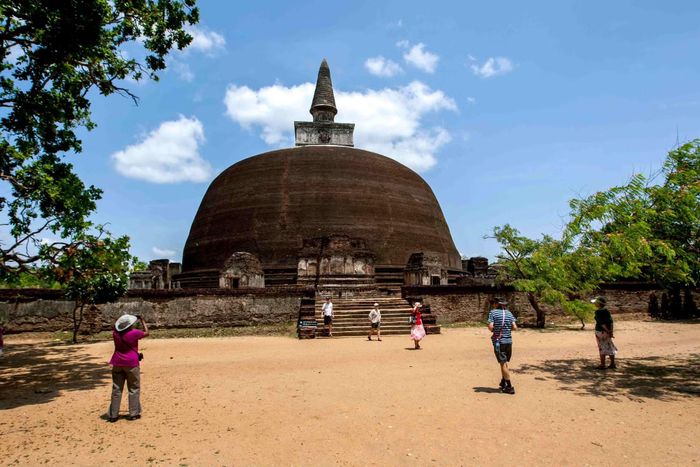 Được UNESCO ghi danh là Di sản Văn hóa Thế giới năm 1982, cố đô Polonnaruwa lưu giữ dấu ấn rõ nét của thời kỳ Phật giáo phát triển mạnh mẽ trên đảo quốc.