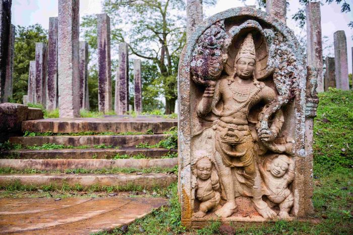 Từng là kinh đô của đảo quốc trong nhiều thế kỷ, Anuradhapura đã chứng kiến Phật giáo bén rễ.