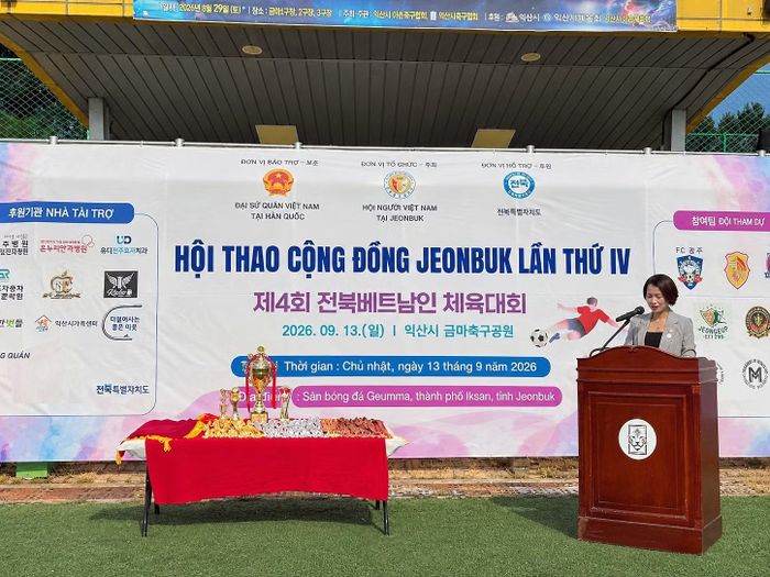 Bà Đồng Thị Liên - Chủ tịch Chi hội người Việt Nam tỉnh Jeonbuk phát biểu chúc mừng Hội thao. Ảnh: Trường Giang - P/v TTXVN TTXVN tại Hàn Quốc