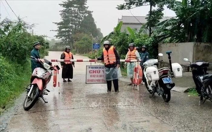 Các lực lượng cảnh giới, cắm biển cảnh báo tại các khu vực nguy hiểm. Ảnh: TTXVN phát