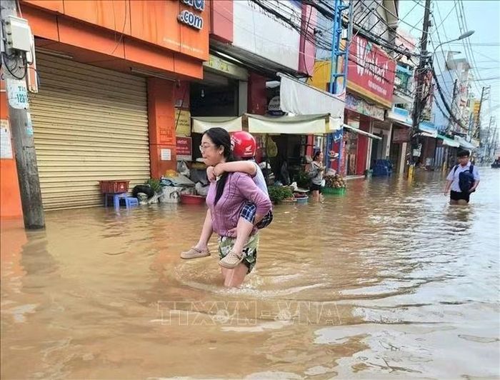 Nhiều phụ huynh chọn giải pháp cõng con cháu đi học để tránh xe chết máy.