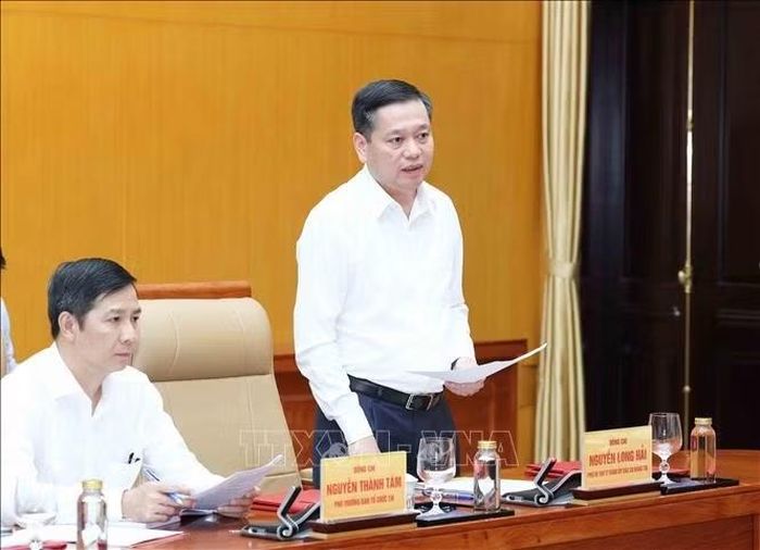 Đồng chí Nguyễn Long Hải, Uỷ viên Trung ương Đảng, Phó Bí thư Thường trực Đảng uỷ các cơ quan Đảng Trung ương, Phó Trưởng Đoàn Kiểm tra, giám sát số 221 trình bày dự thảo Báo cáo. Ảnh: Phương Hoa/TTXVN
