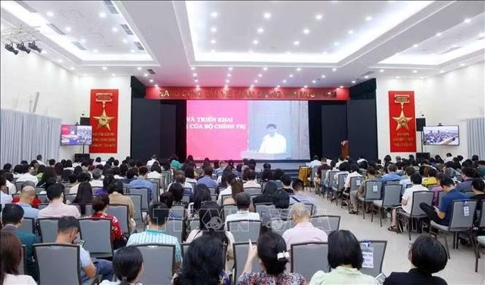 Đảng viên thuộc Đảng bộ Thông tấn xã Việt Nam tham dự Hội nghị trực tuyến tại điểm cầu trụ sở Thông tấn Quốc gia (5 Lý Thường Kiệt, Hà Nội). Ảnh: Phạm Kiên/TTXVN