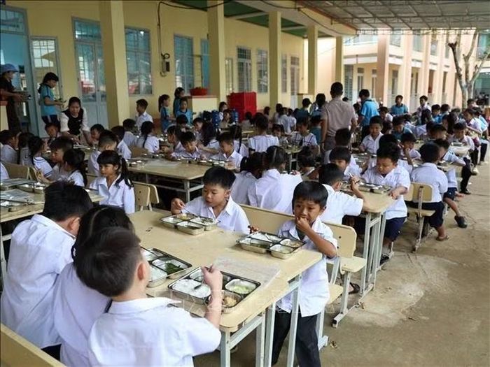 Bữa ăn bán trú của học sinh Trường Tiểu học & THCS Hưng Phước (xã Hưng Phước, thành phố Đồng Nai). Ảnh: K GỬIH - TTXVN