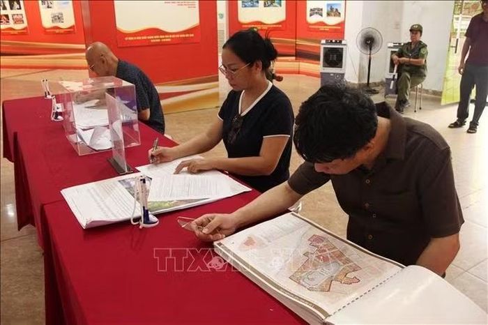 Người dân thực hiện đóng góp ý kiến tại phường Hoàn Kiếm (Hà Nội).