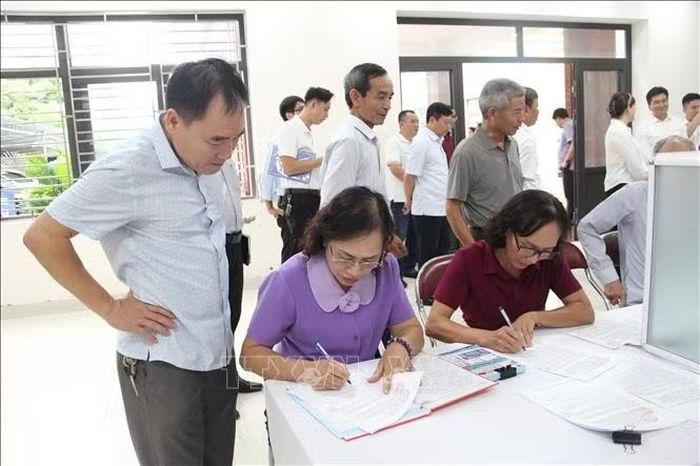 Người dân đóng góp ý kiến tại phường Phú Thượng (Hà Nội).