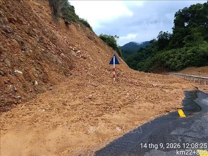 Sạt lở trên Tỉnh lộ 74 gây ách tắc giao thông. Ảnh: TTXVN phát