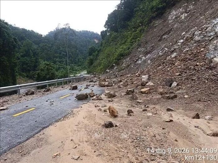 Sạt lở trên Tỉnh lộ 74 gây ách tắc giao thông. Ảnh: TTXVN phát