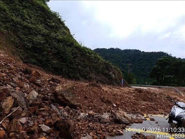 Sạt lở trên Tỉnh lộ 74 gây ách tắc giao thông. Ảnh: TTXVN phát
