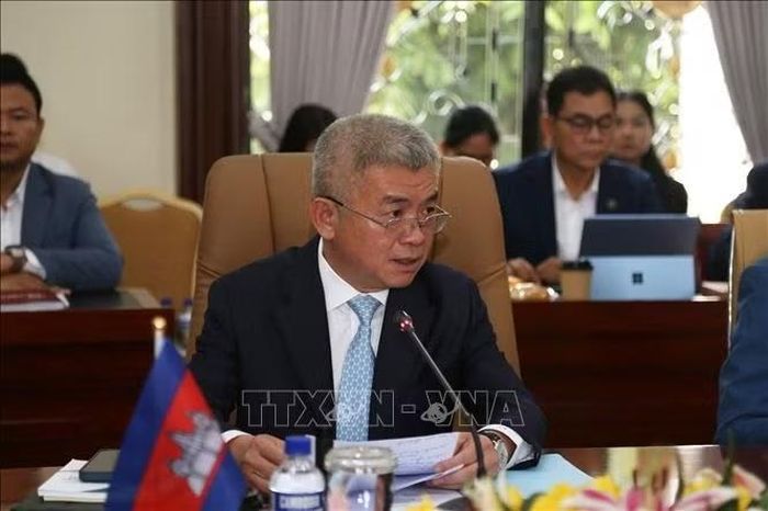 Tổng thư ký Ủy ban Đầu tư của Hội đồng Phát triển Campuchia, ông Chea Vuthy (thứ 2 từ trái sang) trả lời các ý kiến của doanh nghiệp Việt Nam tại chương trình. Ảnh: Minh Hưng/PV TTXVN tại Campuchia
