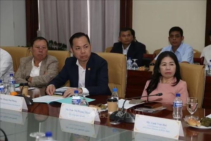 Đại diện các doanh nghiệp Việt Nam lắng nghe các phản hồi của CDC và đại diện các bộ ngành Campuchia. Ảnh: Minh Hưng/PV TTXVN tại Campuchia