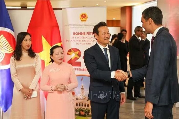 Đại sứ Mai Phan Dũng tiếp đón khách mời tại sự kiện. Ảnh: Anh Hiển/PV TTXVN tại Thụy Sĩ