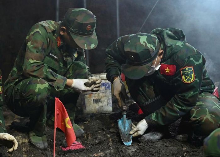 Lực lượng tìm kiếm hài cốt liệt sĩ tại khu A, Công viên Lê Thị Riêng.