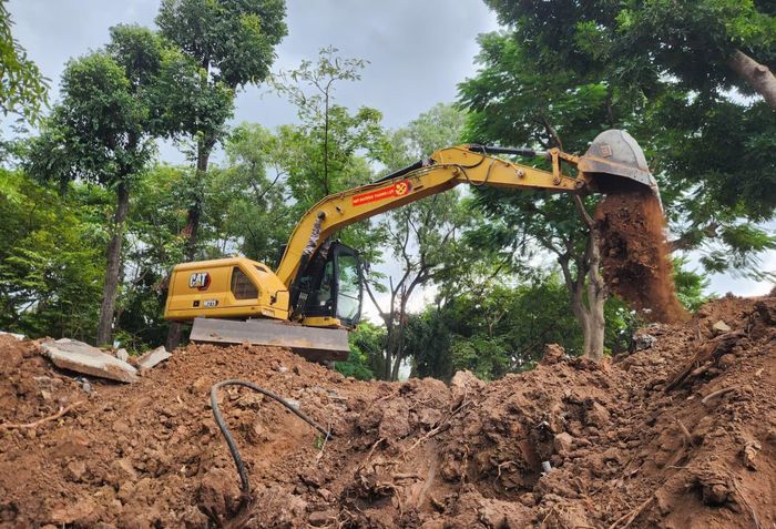 Máy móc phục vụ công tác mở rộng tìm kiếm hài cốt liệt sĩ tại khu A.