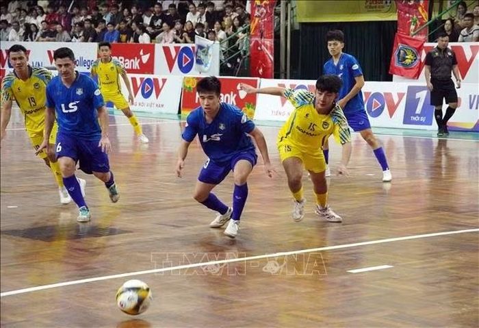 Tình huống tranh chấp bóng giữa các cầu thủ Thái Sơn Bắc và Sahako (Áo vàng) tại trận chung kết Giải Futsal HDBank Cúp Quốc gia 2026.