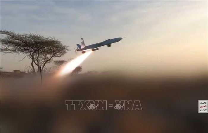 Lực lượng Houthi phóng tên lửa nhằm vào thành phố Mocha, Yemen. Ảnh: THX/TTXVN phát·