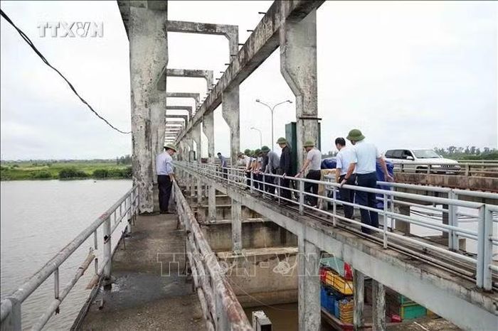 Lãnh đạo tỉnh Hà Tĩnh kiểm tra công tác vận hành công trình thủy lợi bara Đò Điệm (xã Thạch Hà). Ảnh minh họa: Hữu Quyết TTXVN