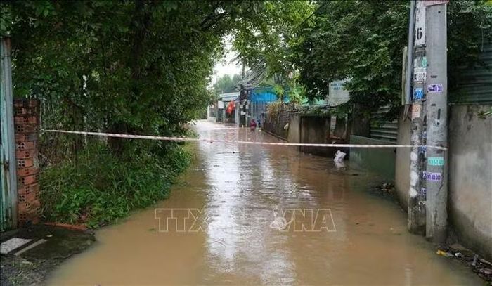 Lực lượng chức năng phường Phước Tân, thành phố Đồng Nai căng dây cảnh báo tại các khu vực ngập để hạn chế người và phương tiện qua lại. Ảnh: Lê Xuân/TTXVN