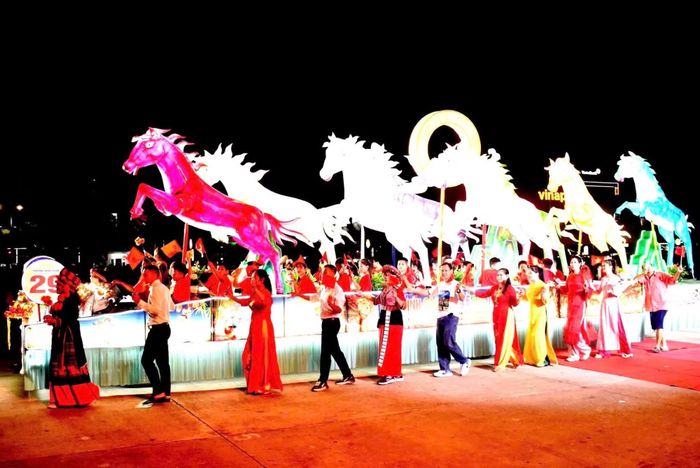 Người dân cùng thiếu nhi hòa mình trong đêm hội Thành Tuyên.