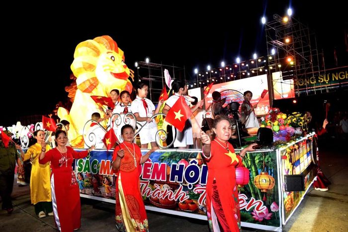 Mô hình Trung thu rực rỡ mang niềm vui đến trẻ nhỏ.