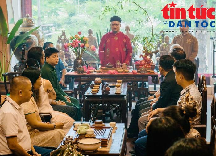 Những bộ ấm chén gốm Bát Tràng góp phần làm phong phú không gian thưởng trà, kết nối hai giá trị văn hóa truyền thống của người Việt.