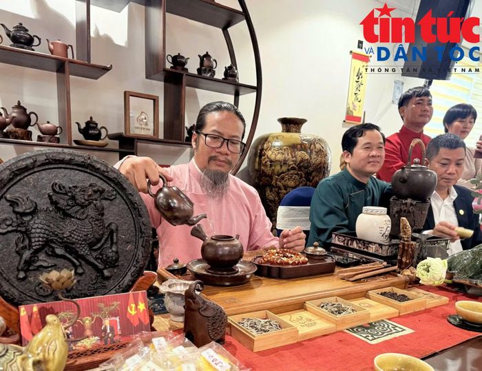 Trà từ lâu đã trở thành thức uống gần gũi, hiện diện trong đời sống thường ngày của nhiều gia đình Việt.
