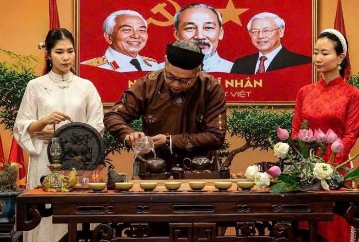 Trước khi pha, ấm và chén thường được tráng bằng nước nóng để làm sạch, giữ nhiệt và giúp hương trà lan tỏa tốt hơn.