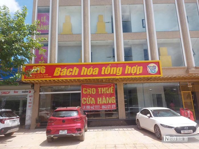 Một số cửa hàng được xây dựng khang trang nhưng vẫn không có người đến thuê.