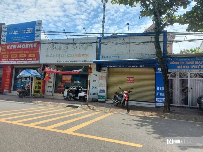 Nhiều cửa hàng treo biển cho thuê, trong khi đó một số phải áp dụng biện pháp giảm sâu để thu hút người tiêu dùng.