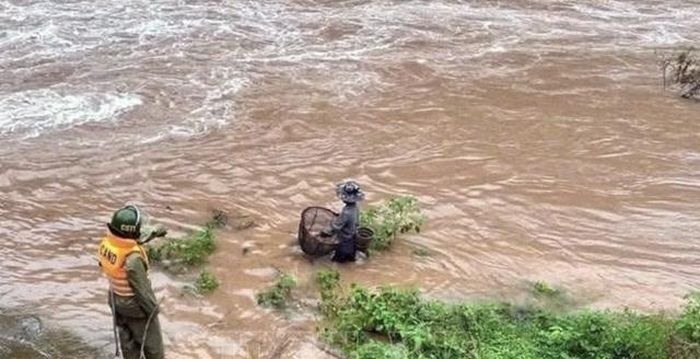 Lũ lụt gây chia cắt và sạt lở nhiều tuyến đường gây ách tắc giao thông cục bộ.