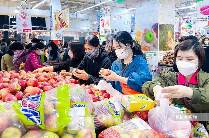 Thị trường hàng hóa, lương thực, thực phẩm và xăng dầu được yêu cầu bảo đảm nguồn cung, cân đối cung cầu và ổn định giá cả trong những tháng cuối năm (Ảnh: Hữu Thắng).