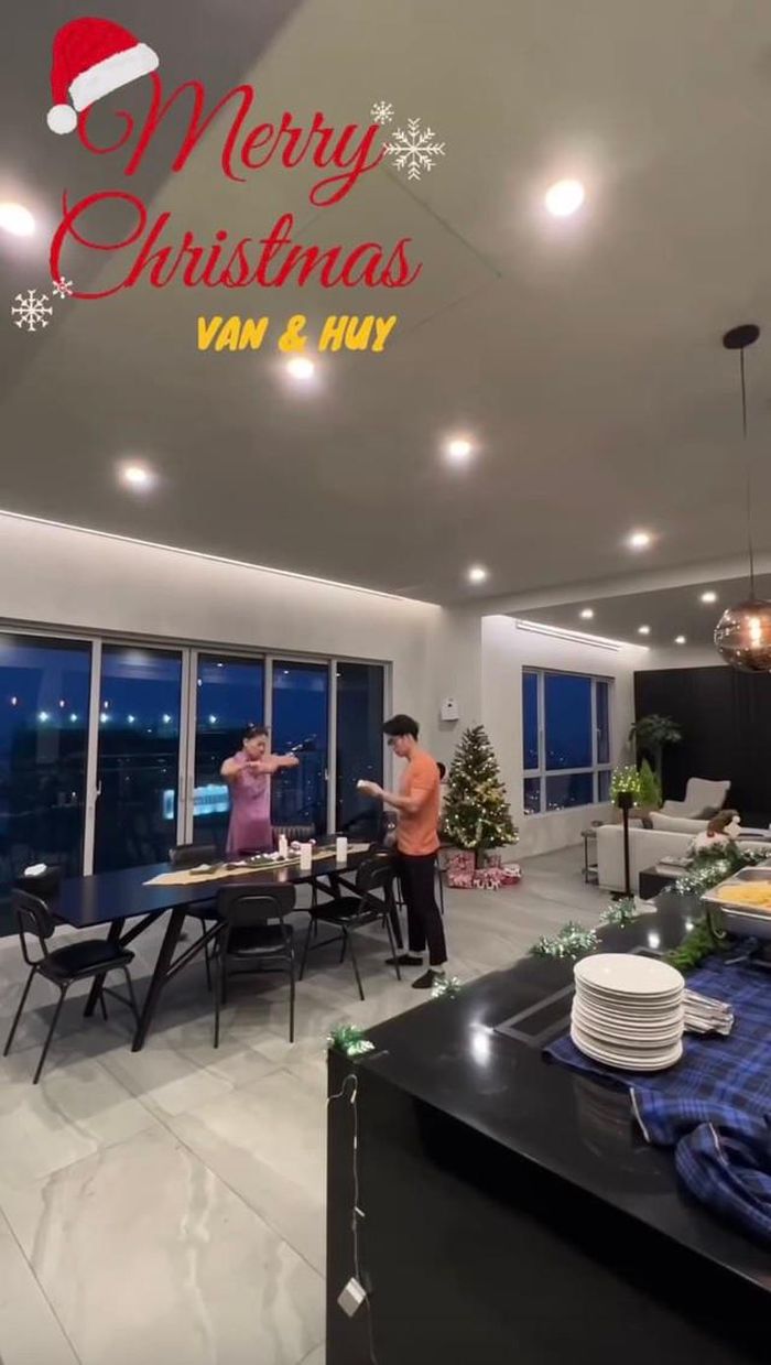 Phòng khách rộng rãi đến mức có thể tổ chức tiệc buffet cho khoảng 10-20 người.
